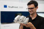 Small RGB-TRUMPF_employee_in_front_of_TruPrint2000